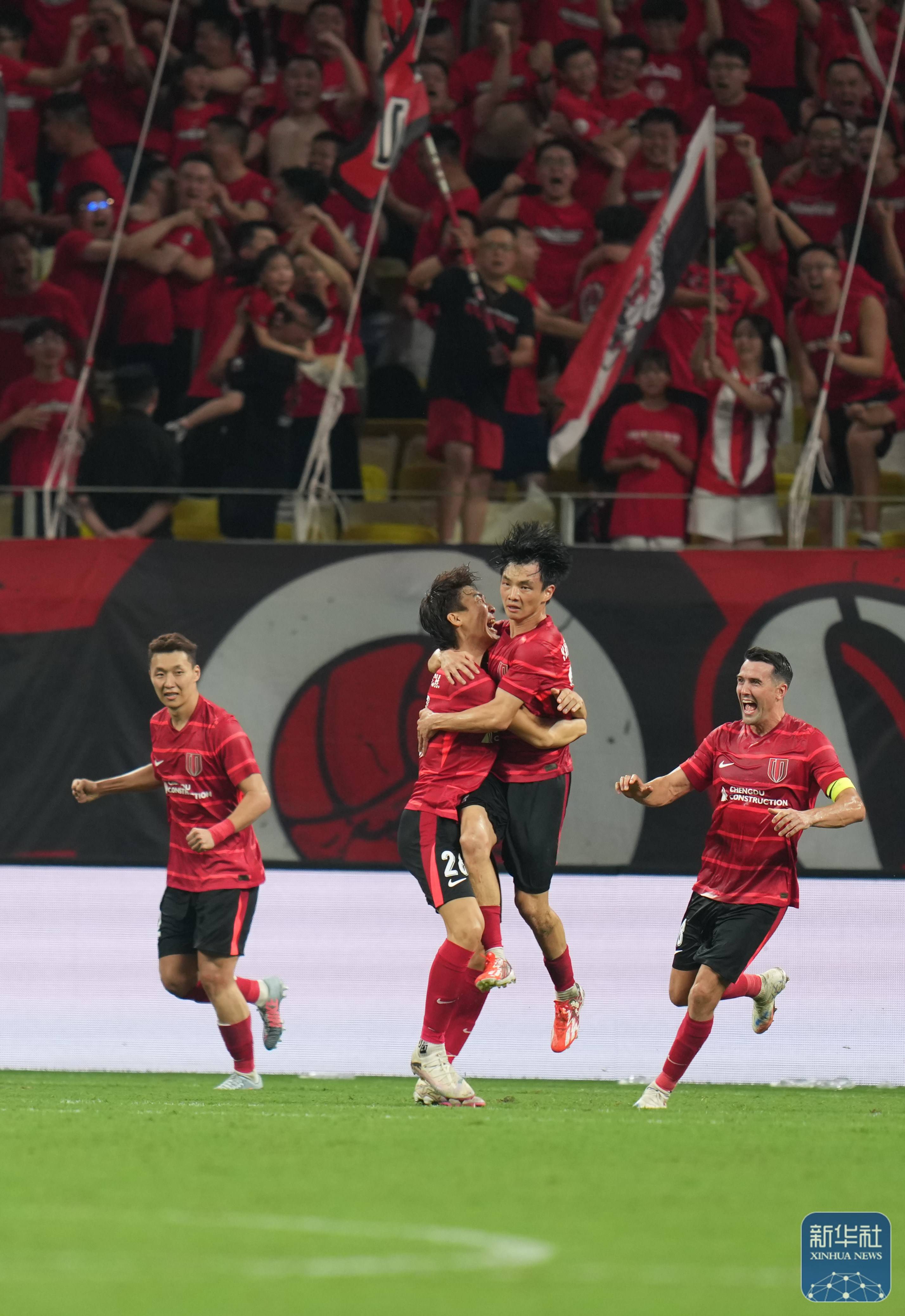 开云-曼城轻松取胜，强势晋级赛程愈发引人瞩目(全队掉线!曼城状态全无21连胜终结 被曼)