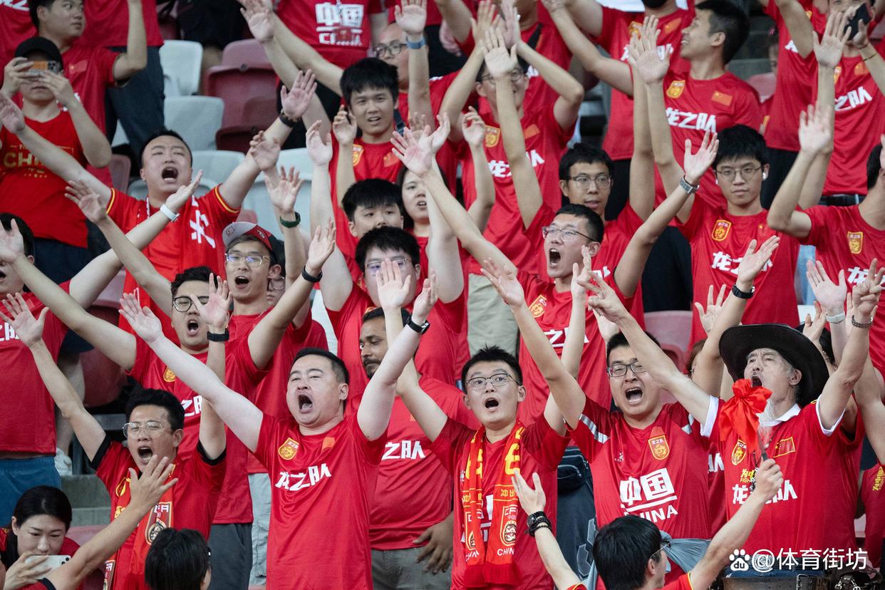 kaiyun-球迷对比赛再次燃动热情(球迷们正在为队员们加油鼓劲)